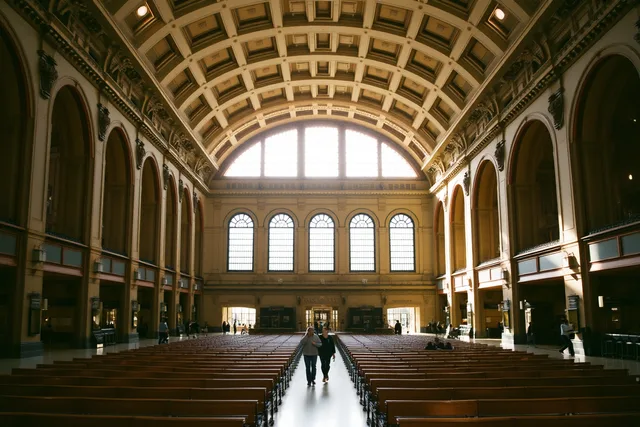 Union Station Great Hall in Chicago with travelers walking through. Car-free weekend in Chicago with Amtrak, Metra, and CTA connections