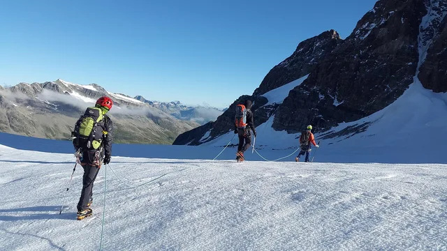 high-altitude mountain tour, glacier, high tourists, nature, rope up, roped, secured, rope team, alpinism, team, climber, mountain guide, mountain tour, alpine, alps, mountains, sports, mountain sports. Four routes to local expertise: how the case-study travelers found their guides