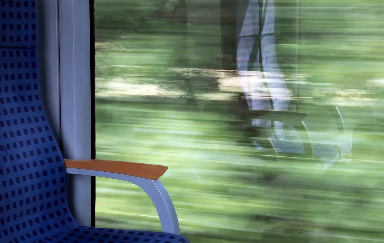 train, travel, seat, window, mirrors, landscape, relax, ice, mirror image, look out, lawn, to sit, rails, rail, railroad, transport, drive train, seating, rest break, reflection, watch, coloured. 5 details of rail packing list people miss